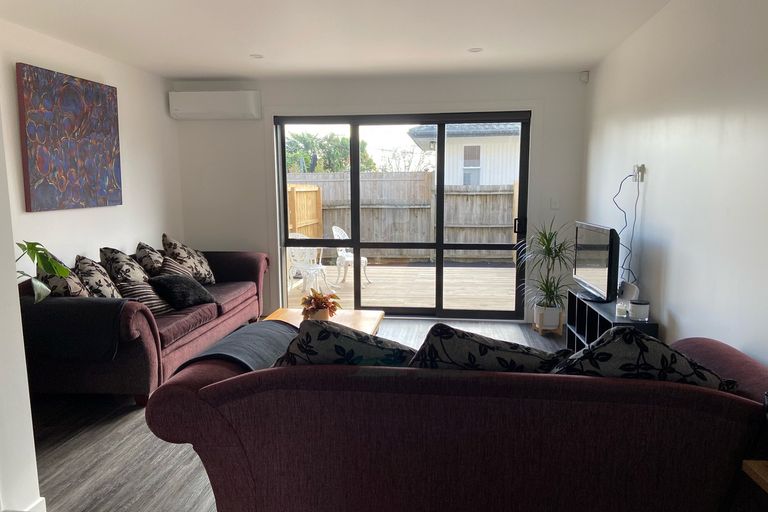 Photo of property in 2/3 Abbotleigh Avenue, Te Atatu Peninsula, Auckland, 0610