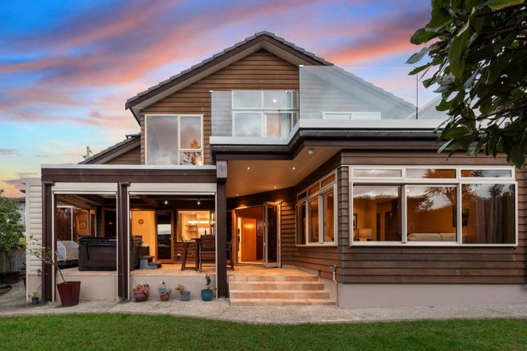 Photo of property in 2/114 Aberdeen Road, Campbells Bay, Auckland, 0620