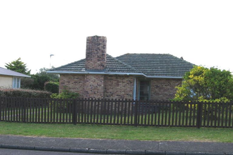 Photo of property in 16 Ward Crescent, Te Atatu Peninsula, Auckland, 0610