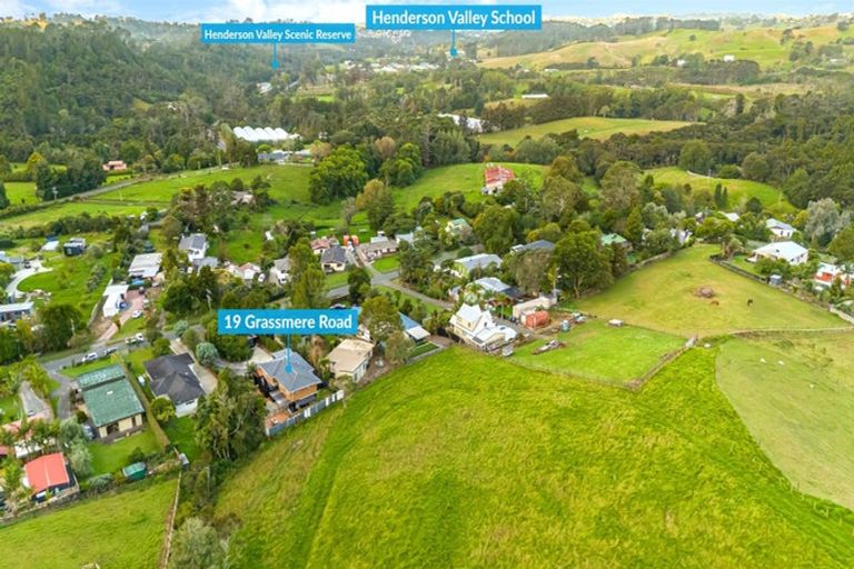 Photo of property in 19 Grassmere Road, Henderson Valley, Auckland, 0612