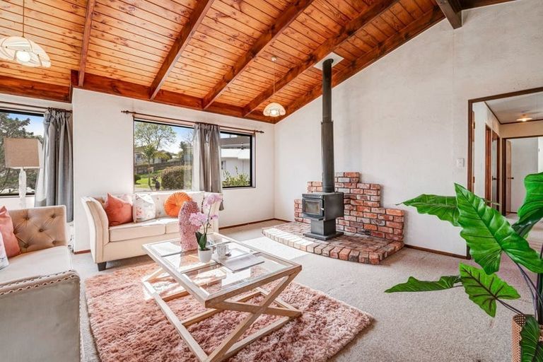 Photo of property in 11 Felicity Place, Unsworth Heights, Auckland, 0632