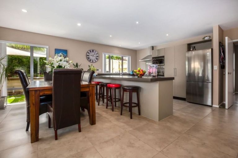Photo of property in 6 Sumner Terrace, Aotea, Porirua, 5024