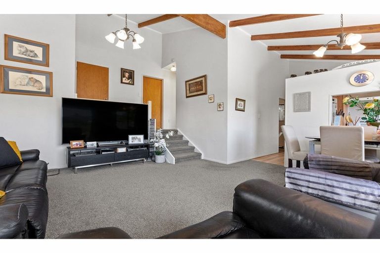 Photo of property in 2/74 Cockayne Crescent, Sunnynook, Auckland, 0620
