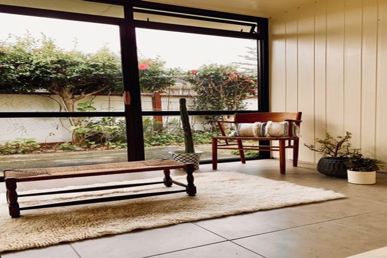 Photo of property in 28 Rewarewa Crescent, Waikanae, 5036