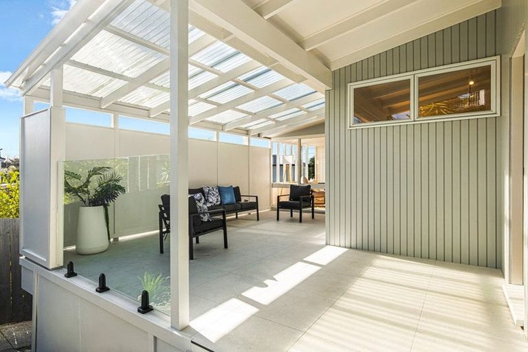 Photo of property in 2/1c Bank Street, Hillcrest, Auckland, 0627