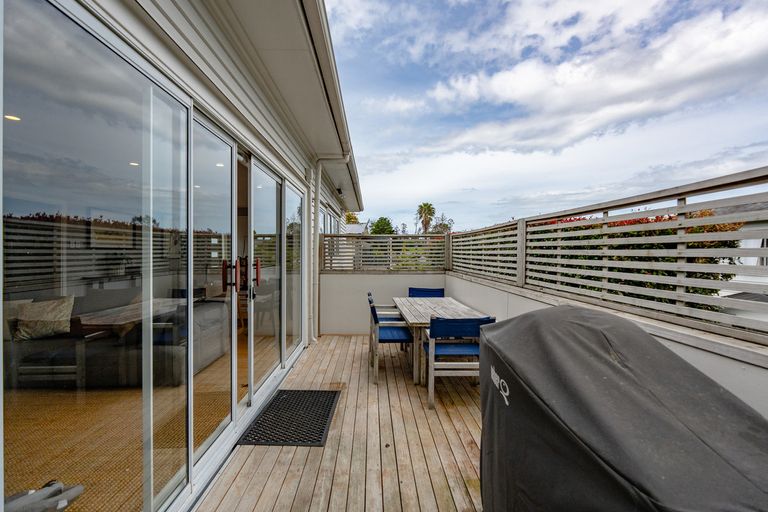 Photo of property in 79 Hobsonville Road, West Harbour, Auckland, 0618
