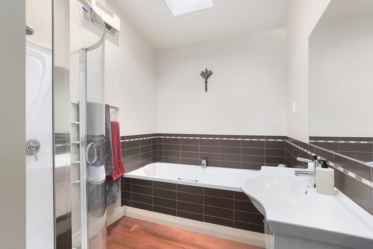 Photo of property in 535 Scenic Drive, Waiatarua, Auckland, 0612