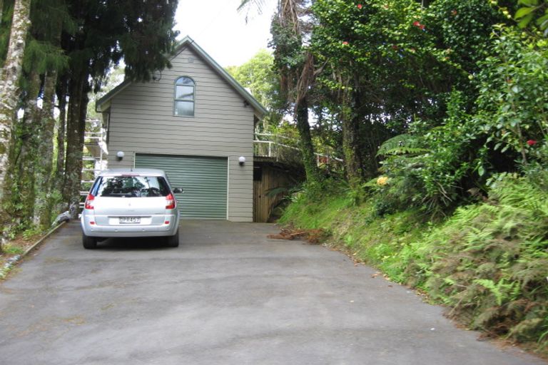 Photo of property in 35 Quinns Road, Waiatarua, Auckland, 0612