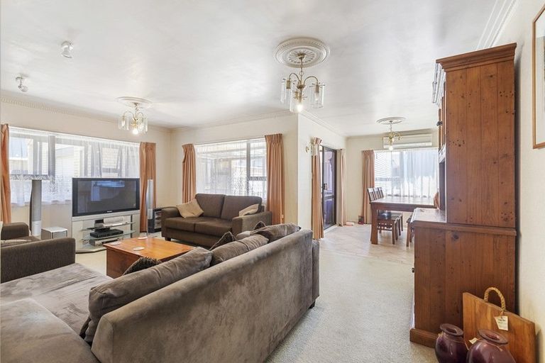 Photo of property in 2/19 South Street, Papakura, 2110