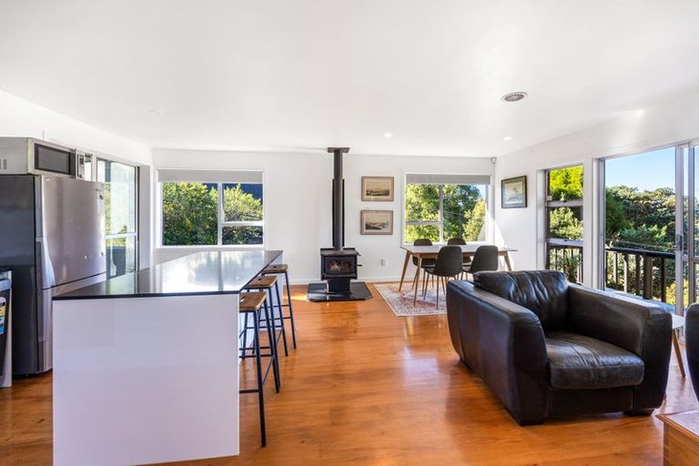 Photo of property in 34 Rauhuia Crescent, Parau, Auckland, 0604