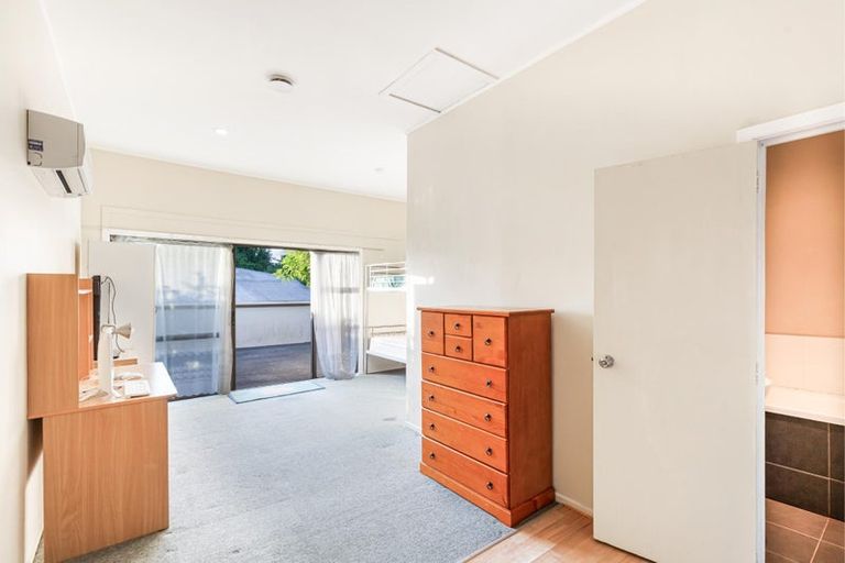 Photo of property in 2/124 Waimumu Road, Massey, Auckland, 0614