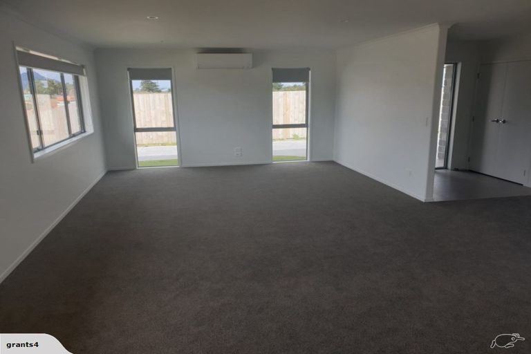 Photo of property in 30 Kaurinui Crescent, One Tree Point, 0118