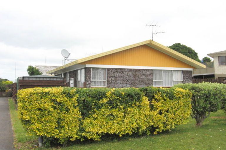 Photo of property in 1/82 Rosehill Drive, Rosehill, Papakura, 2113