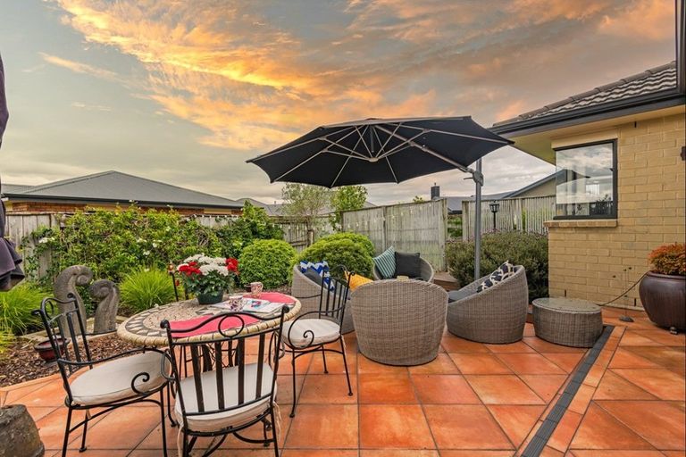 Photo of property in 40 Johnstone Drive, Fitzherbert, Palmerston North, 4410