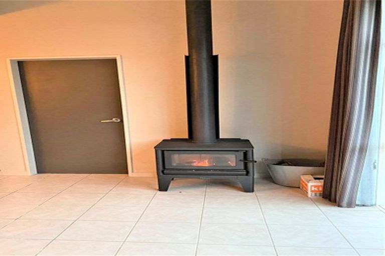 Photo of property in 1/125 Upper Fitzherbert Road, Wainuiomata, Lower Hutt, 5373