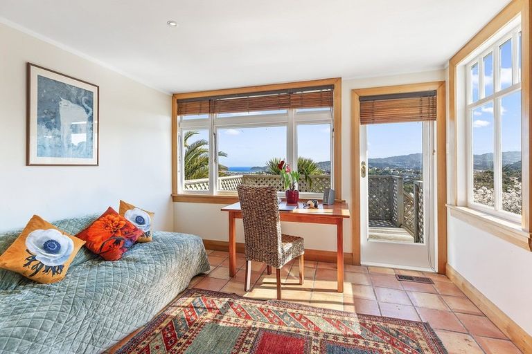 Photo of property in 168 Nevay Road, Karaka Bays, Wellington, 6022