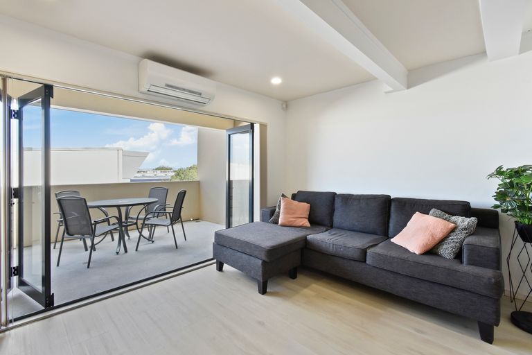 Photo of property in 6/11 Jack Conway Avenue, Manukau, Auckland, 2104