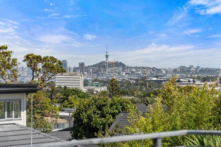 Photo of property in 2/230 East Coast Road, Forrest Hill, Auckland, 0620