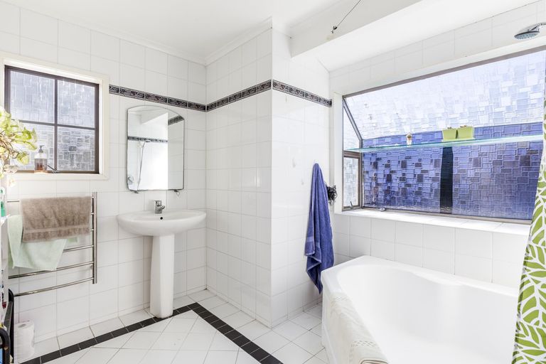 Photo of property in 30 Hoskins Avenue, Hillsborough, Auckland, 1042