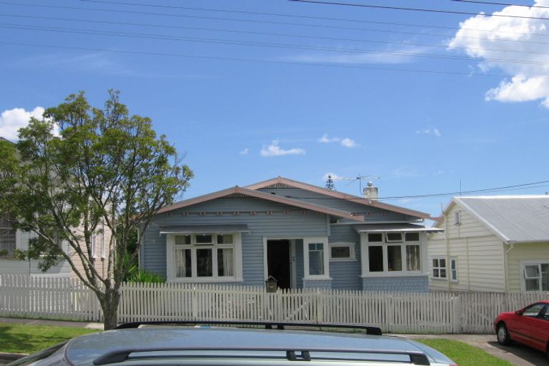 Photo of property in 27 Kiwi Road, Stanley Point, Auckland, 0624