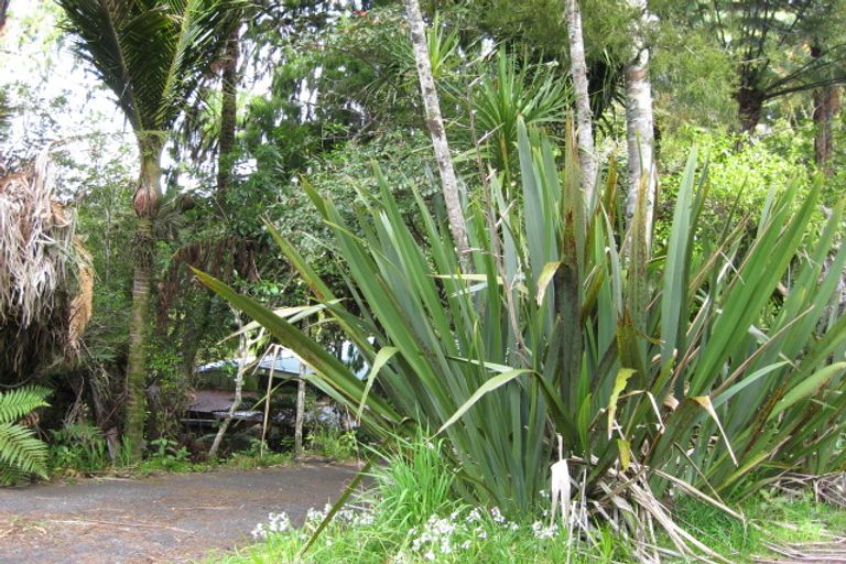 Photo of property in 31 Quinns Road, Waiatarua, Auckland, 0612