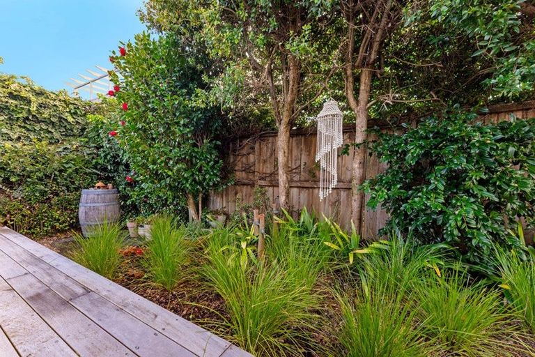 Photo of property in 37a Parr Terrace, Castor Bay, Auckland, 0620