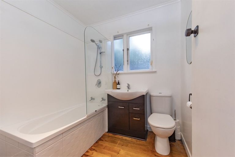 Photo of property in 5 Grovelands Way, Titirangi, Auckland, 0604