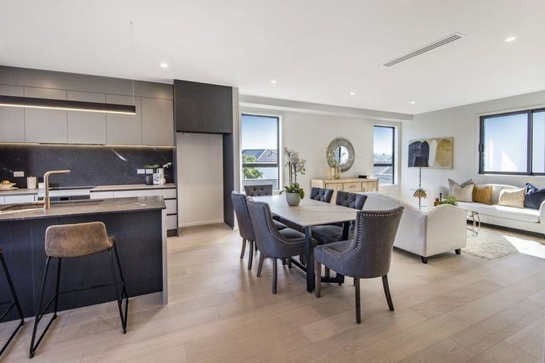 Photo of property in 16d Saltburn Road, Milford, Auckland, 0620