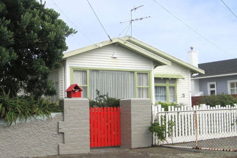 Photo of property in 20 Puru Crescent, Lyall Bay, Wellington, 6022