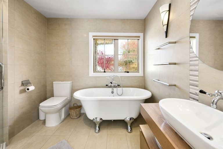 Photo of property in 6 Tupara Crescent, Kawaha Point, Rotorua, 3010