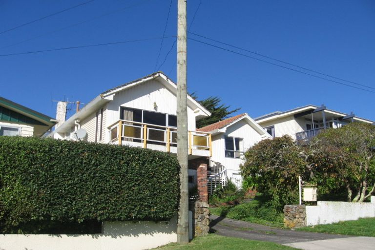 Photo of property in 37 Raroa Terrace, Tawa, Wellington, 5028