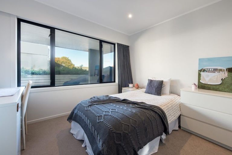 Photo of property in 1/2-4 Miri Road, Rothesay Bay, Auckland, 0630