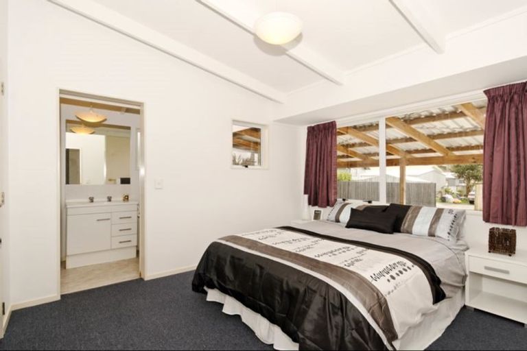 Photo of property in 1/98 Chislehurst Street, Henderson, Auckland, 0612