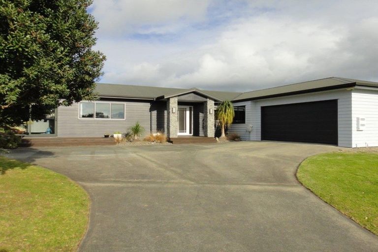 Photo of property in 10 Endeavour Place, One Tree Point, 0118
