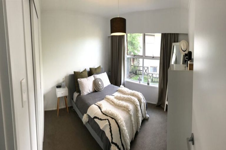 Photo of property in 1/54 Ayton Drive, Totara Vale, Auckland, 0629