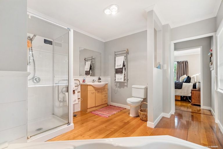 Photo of property in 18 Gum Road, Henderson Valley, Auckland, 0612