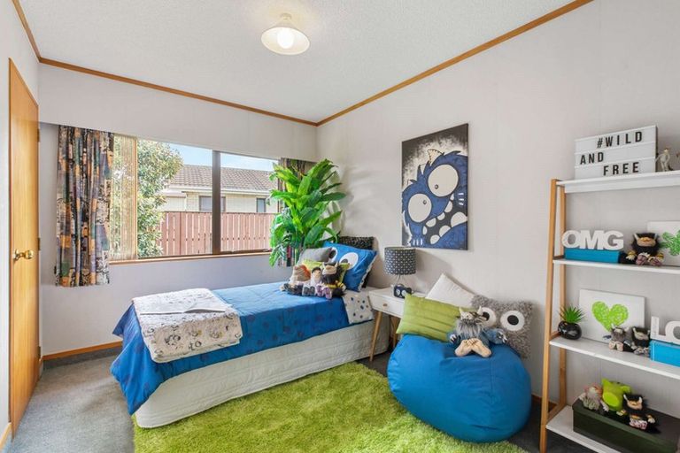 Photo of property in 28 Edgewater Parade, Waiuku, 2123