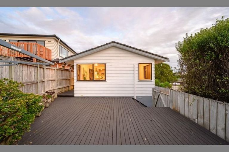 Photo of property in 150 Aviemore Drive, Highland Park, Auckland, 2010