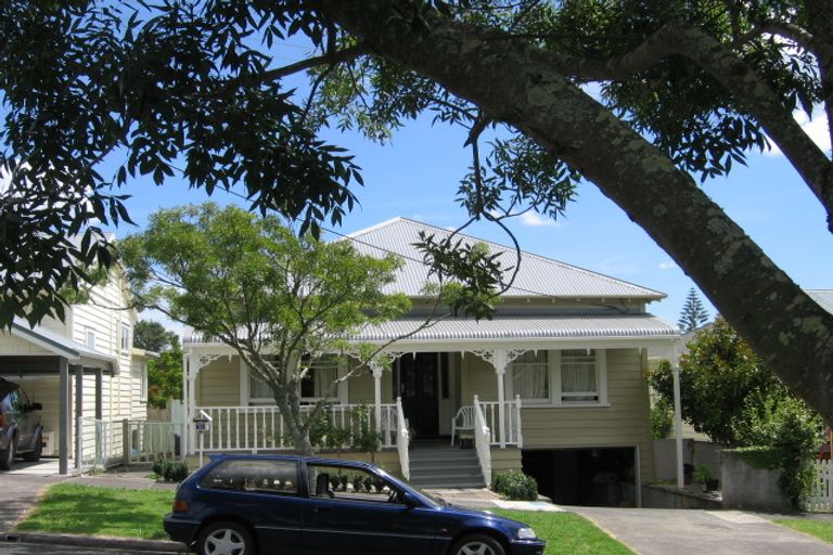 Photo of property in 31 Kiwi Road, Stanley Point, Auckland, 0624