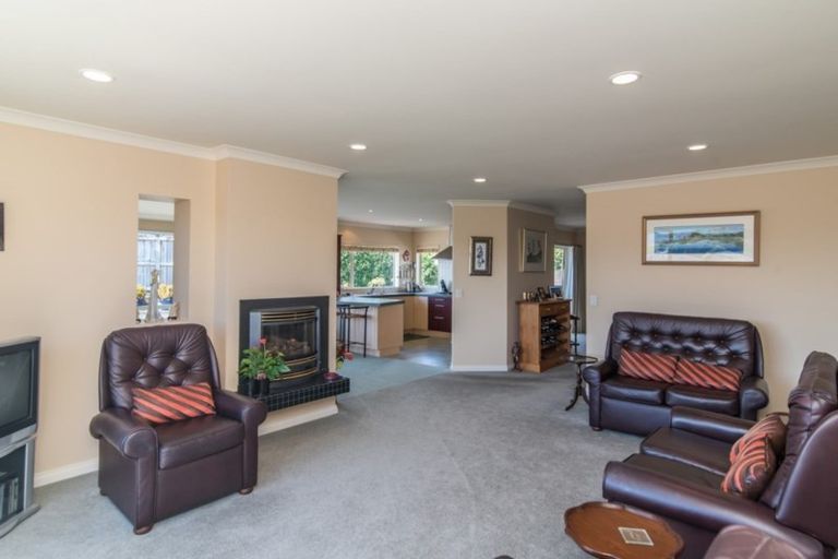 Photo of property in 28 Quadrant Heights, Paraparaumu, 5032