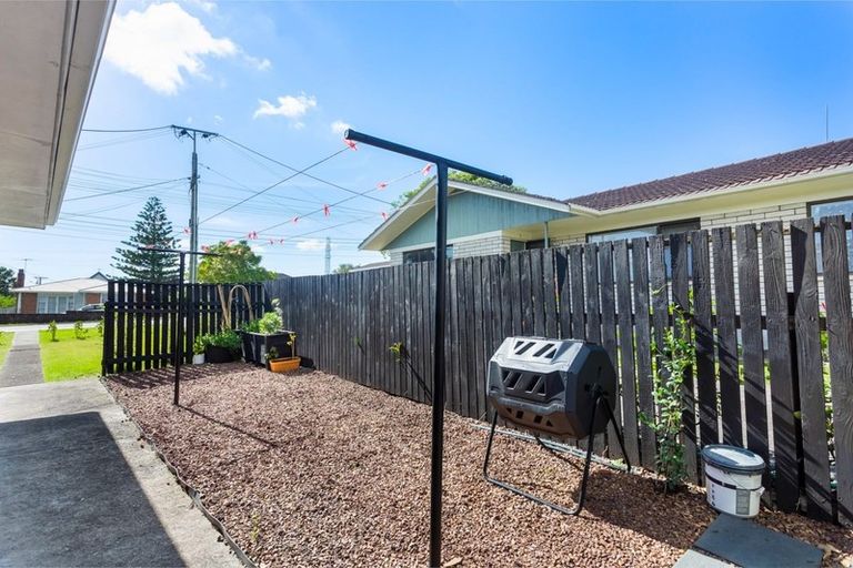 Photo of property in 1/2 Vodanovich Road, Te Atatu South, Auckland, 0610