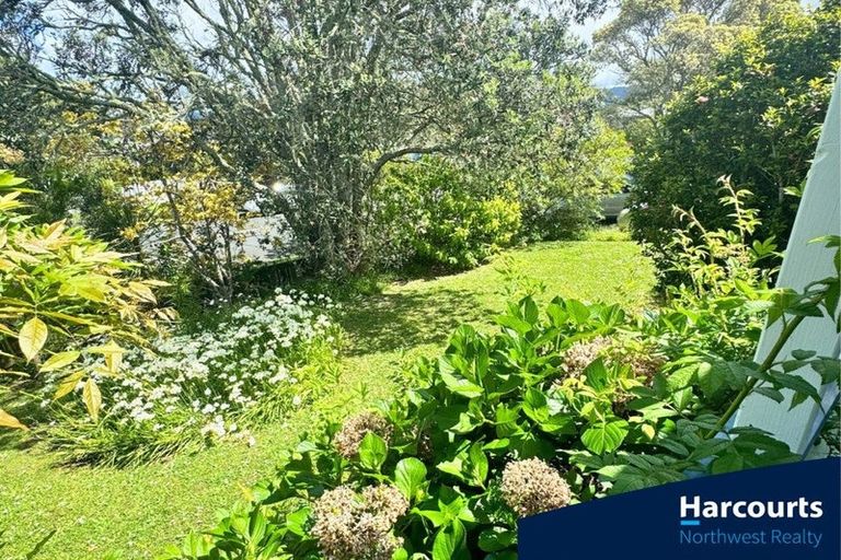 Photo of property in 1 Denver Avenue, Sunnyvale, Auckland, 0612