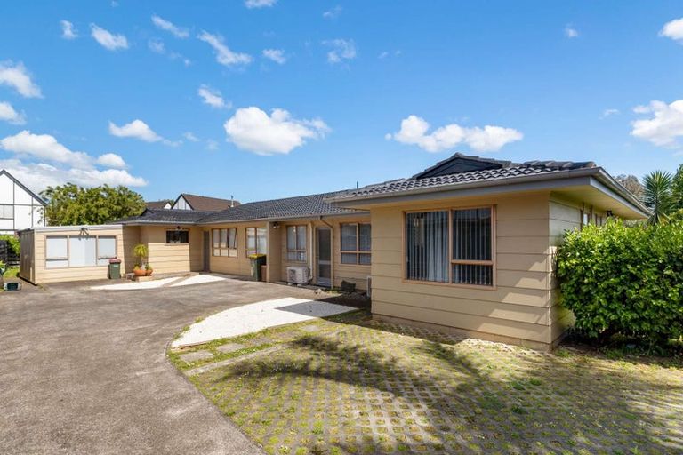 Photo of property in 1/41 Challen Close, Conifer Grove, Takanini, 2112