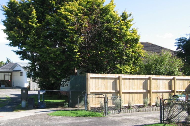 Photo of property in 32 London Street, Te Atatu Peninsula, Auckland, 0610