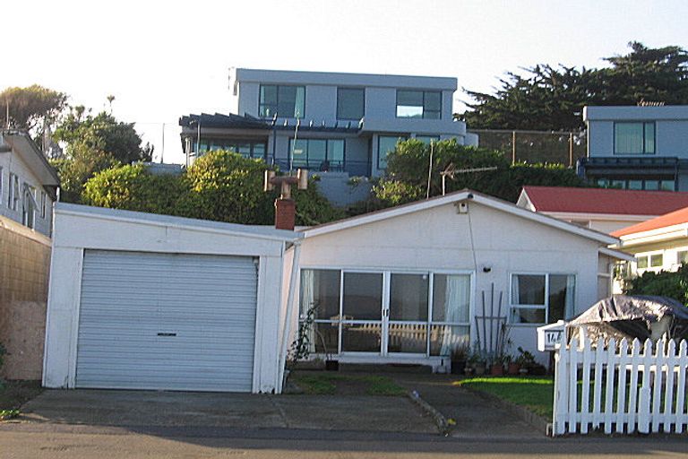 Photo of property in 14 Sunset Parade, Plimmerton, Porirua, 5026