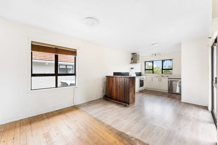 Photo of property in 17 Kirrie Avenue, Te Atatu South, Auckland, 0610