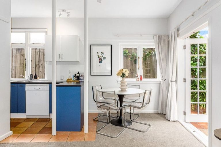 Photo of property in Hobson Flats, 4/1 Hobson Street, Pipitea, Wellington, 6011