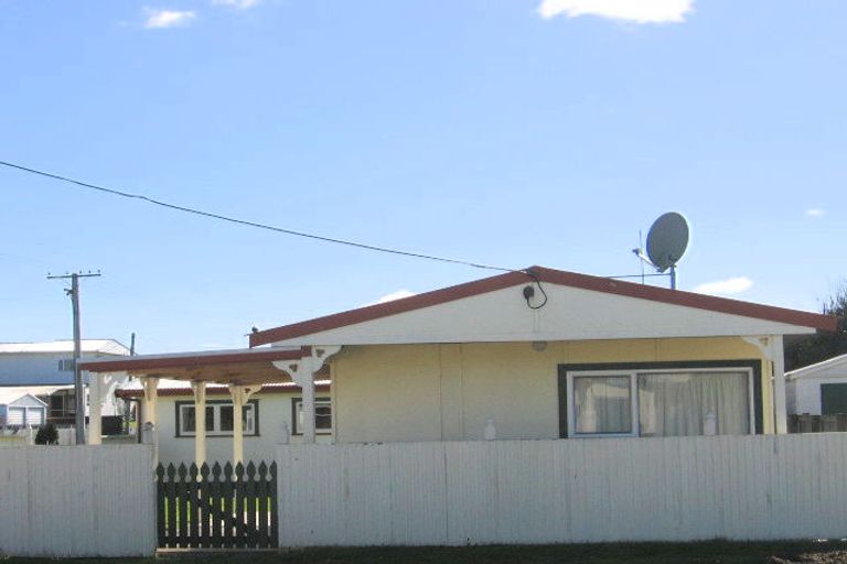 Photo of property in 19 Pratt Avenue, Foxton Beach, Foxton, 4815