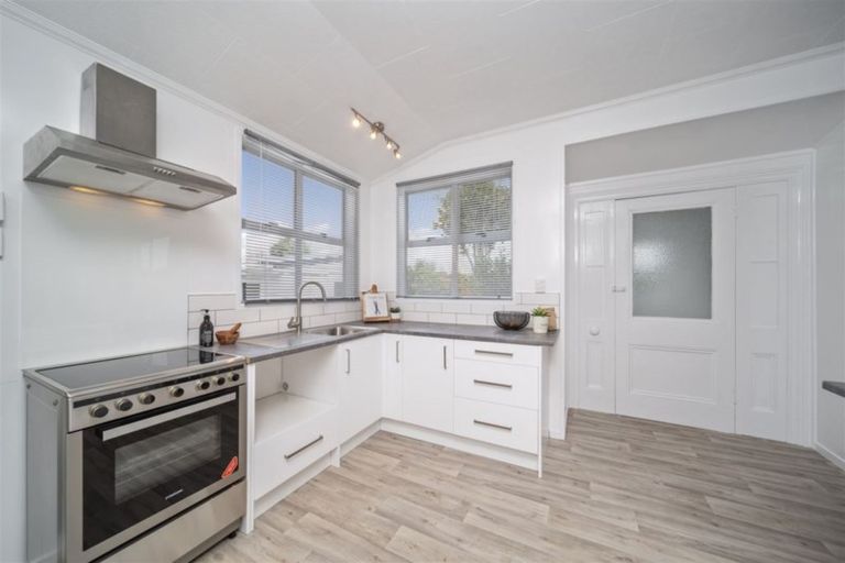 Photo of property in 36 Tawhiti Road, Hawera, 4610