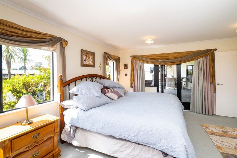 Photo of property in 2 Hikanui Place, Havelock North, 4130